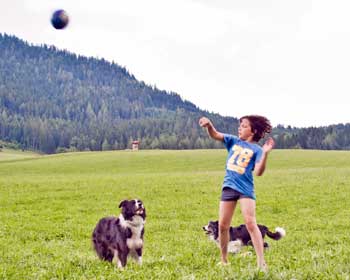 Die Kinder spielen gerne mit unserer Border Colliehündin