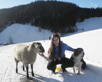 Johanna spielt mit unserer Border Colliehündin und einem Schaf