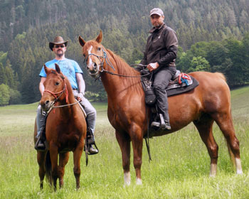 Bauer Manfred reitet gerne mit Freunden aus