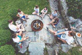 Auch die Jugend nutzt gerne unsere Feuerstelle für eine gemütliche Grillrunde