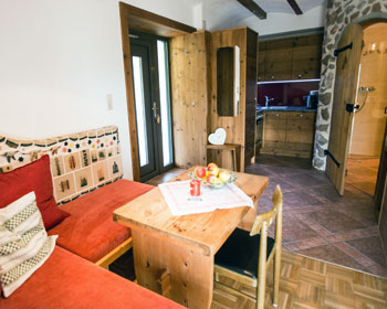 Küche und Sitzecke in der Ferienwohnung Naturpark