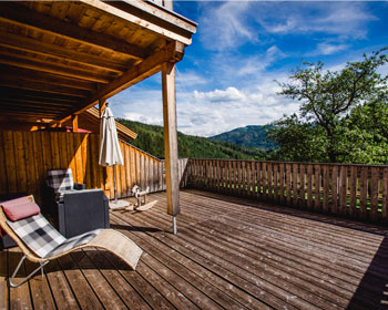 Terrasse der Ferienwohnung Naturpark mit Blick auf unseren Wald 