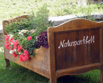 Naturparkbett - altes Holzbett mit Blumen bepflanzt