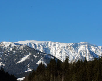 Blick auf schneebedeckte Schneealm von der Bundesstraße aus