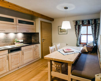 Küche in der Ferienwohnung Schneealm mit Essecke