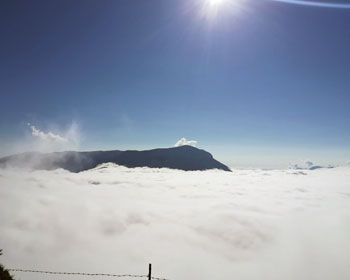 Oben blauer Himmel und Sonne und unten im Tal eine Nebeldecke vom Feinsten