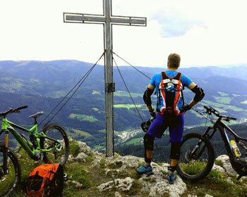 Foto: Florian Holzer - Brigittes Bruder ist immer gerne sportlich unterwegs, so auch hier mit dem Mountainbike auf der schneealm