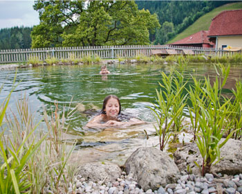 Johanna schwimmt gerne im Naturbadeteich
