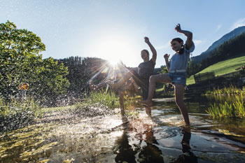 Jugendliche im Naturbadeteich - Foto: Karoline Karner