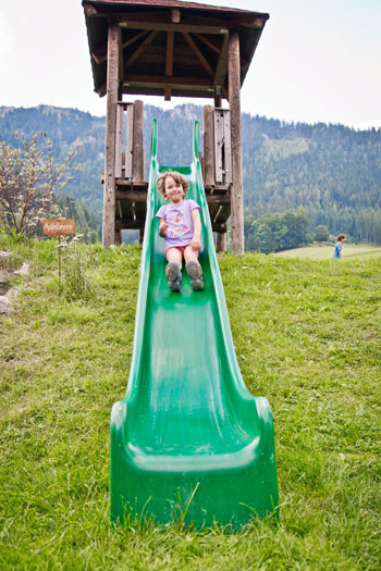 Der Spielplatz beim Naturbadeteich wird von den kleinen Gästen mit Begeisterung genutzt