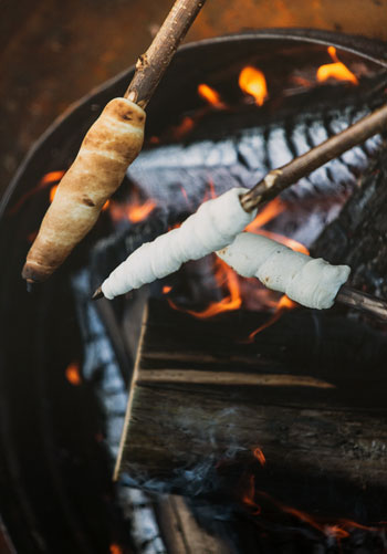 Ein wenig Grillen am Lagerfeuer ist immer eine gute Idee! - Foto: Karoline Karner