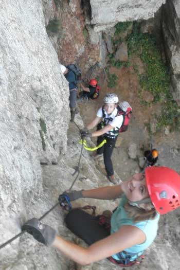 Victoria und ihre Freundinnen unternehmen eine Klettertour