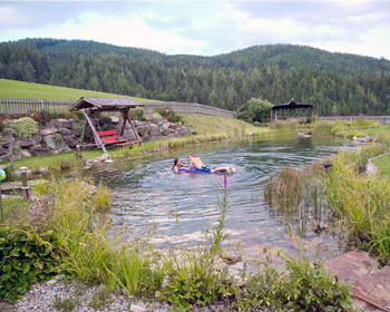 Johanna und Chrisi genießen in den Naturbadeteich