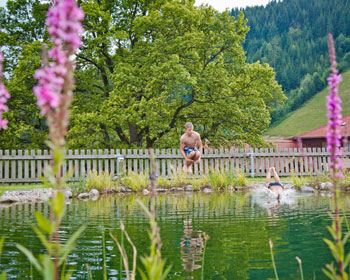 Johanna und Chrisi springen in den Naturbadeteich 