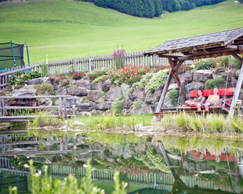 Johanna und Chrisi genießen in den Naturbadeteich