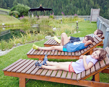 Die Kinder genießen in den Naturbadeteich