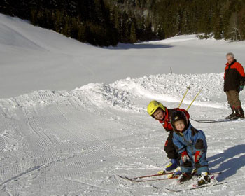 Unsere kleinen Gäste lernen total entspannt das Schifahren