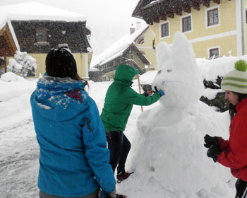 Schneemannbauen macht richtig Spaß