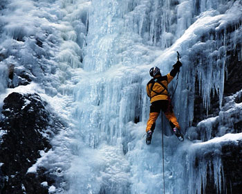 Eisklettern im nahegelegenen zugefrorenen Wasserfall