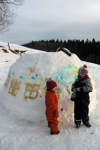Kinder beim Iglubauen