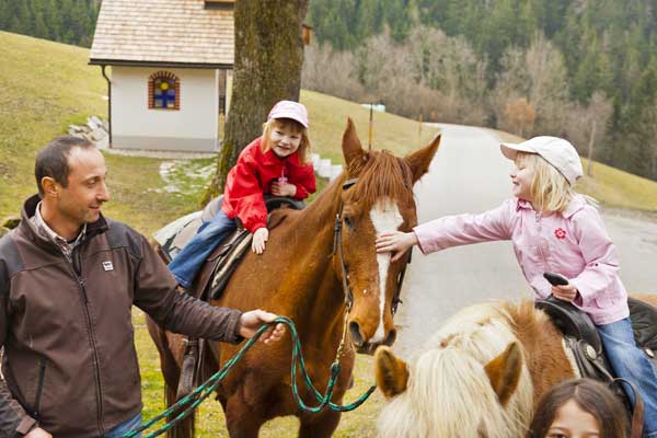 Manfred findet gerne Zeit für eine Reitstunde mit den kleinen Gästen