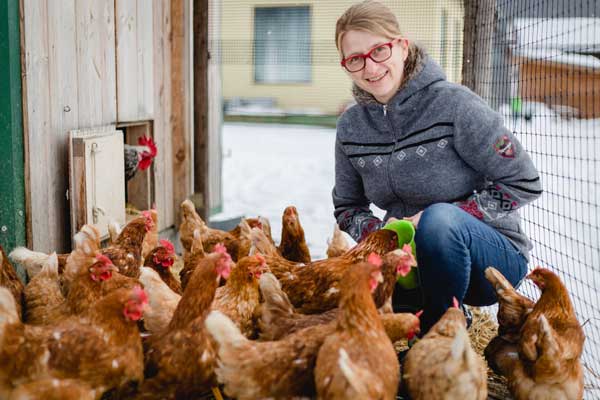 Brigitte, die Bäuerin vom Michlbauernhof, verwöhnt ihre Hühner und bekommt dafür immer frische Bioeier
