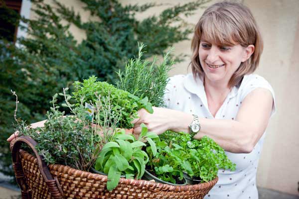 Brigitte, die Bäuerin vom Michlbauernhof hat immer frische Kräuter in ihrem Biogarten