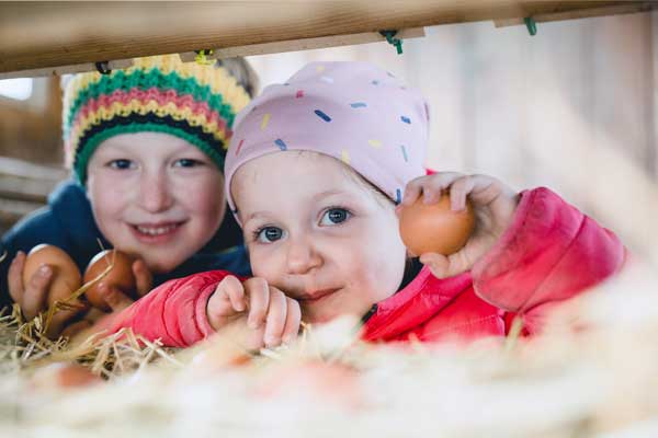 Kinder beim Eiersuchen