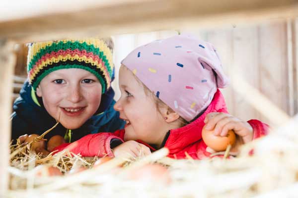 Kinder beim Eiersuchen