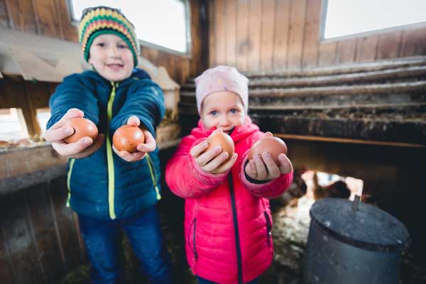 Kinder präsentieren die gefundenen Eier voller Stolz