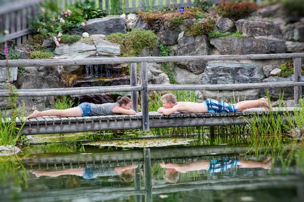 2 Kinder am Naturbadeteich