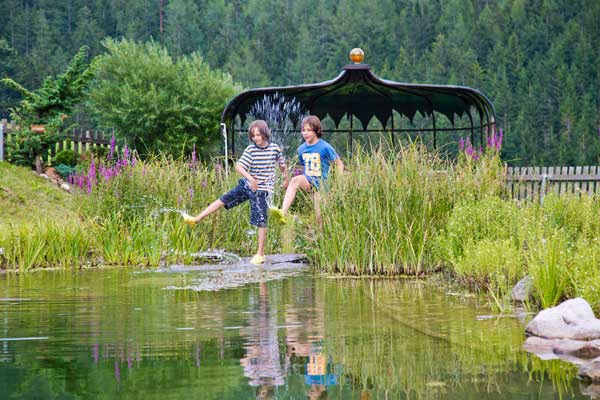2 Kinder am Naturbadeteich