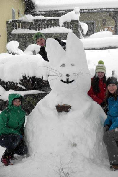 Schneemann mit Kindern