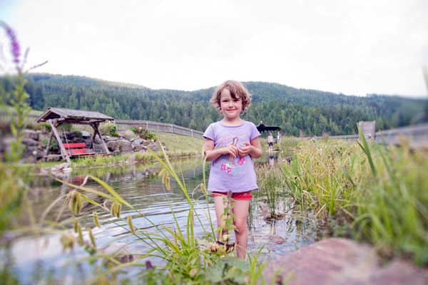 Kind am Teich