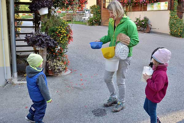 Die kleinen Gäste sind mit Begeisterung beim täglichen Tierefüttern dabei.
